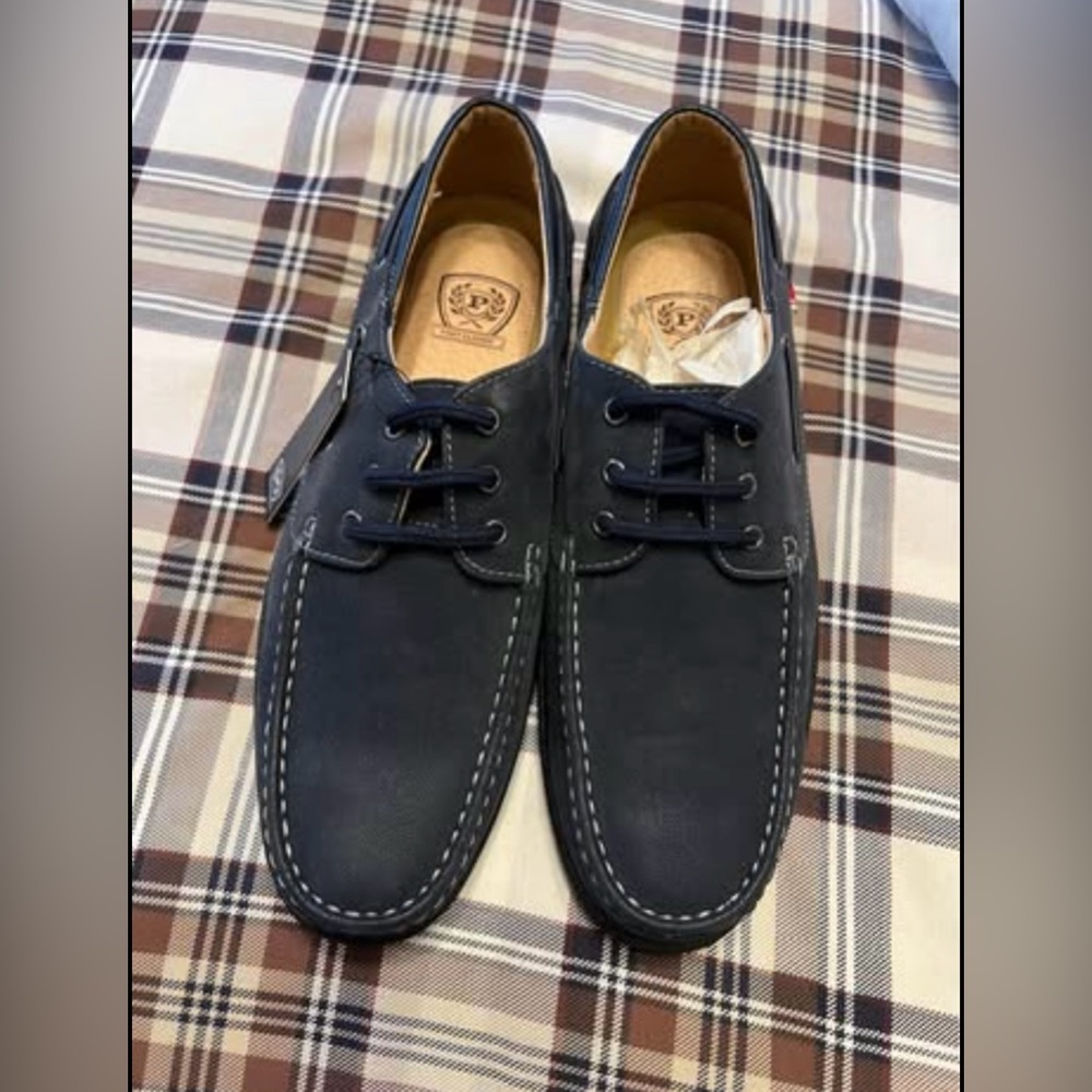 Men’s 10.5 Navy Phatt Classic shoes

Never worn